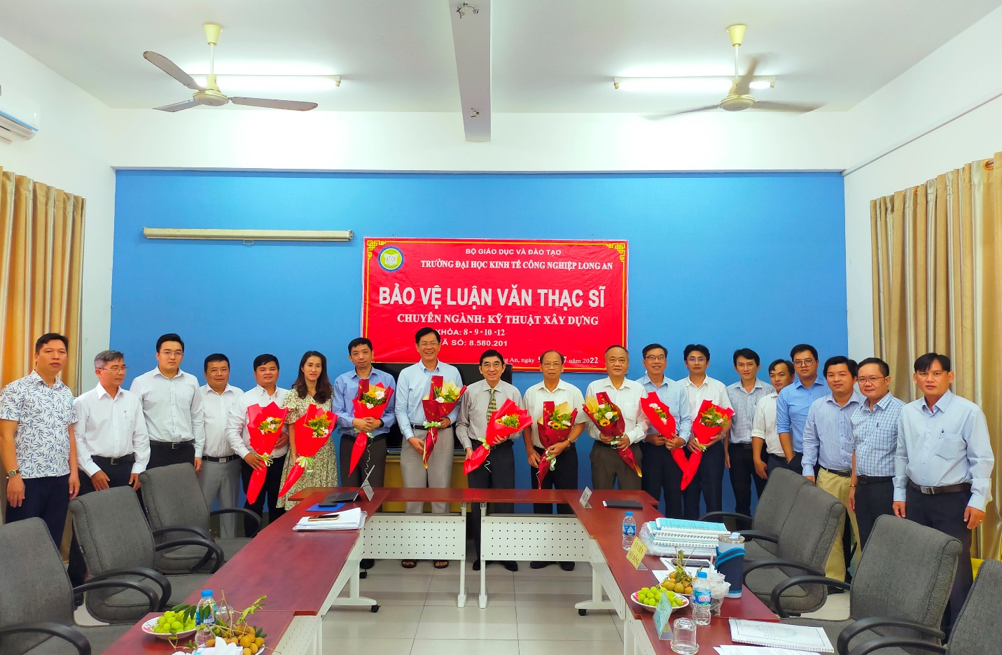 Hội đồng chụp ảnh lưu niệm cùng học viên