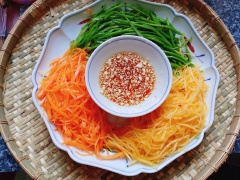Các rau củ đã ướp chắc phần nước đó ra, sau đó tiếp đến cho vào từng loại rau củ 1 muỗng hỗn hợp nước đã pha chế, trộn đều ướp 5 phút. Sau đó chắc phần nước mắm đó ra.