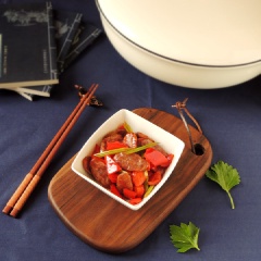 Cho xúc xích chiên xào ớt chuông ra tô, bày trí đẹp mắt là có thể dọn ăn cùng cơm trắng. Món xúc xích chiên xào ớt chuông có vị béo thơm đặc trưng của xúc xích, giòn mát của cần tây, ớt chuông, được nêm nếm gia vị vừa miệng. Việc chiên giòn xúc xích giúp bữa ăn sẽ ngon miệng hơn. Đây là món ăn không chỉ tốn cơm mà còn giàu dinh dưỡng, vitamin và chất sơ nữa nhé! Hãy tham khảo và bỏ túi các hướng dẫn từ món xúc xích chiên xào hấp dẫn này nào!