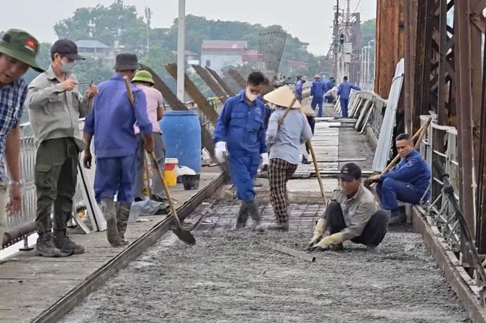 [Video] Hà Nội tăng tốc đại tu mặt cầu Long Biên - Báo Nhân Dân