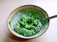 Rây 180g bột nếp, 50g bột gạo, 15g bột matcha vào trong tô lớn, thêm nước ép cải bó xôi còn nóng vào, khuấy đều. Sau đó dùng tay nhồi bột bánh ít trần matcha thành khối đồng nhất.