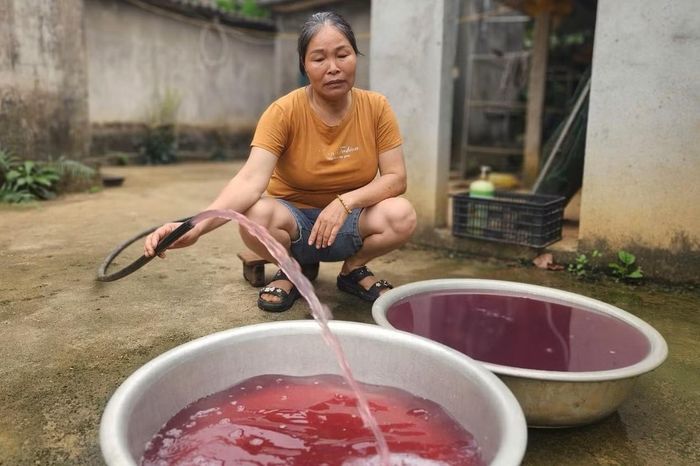Nhân viên ngủ quên, nước giếng khoan đổi thành màu tím - Tạp chí Tri thức