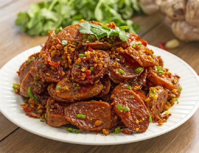 Xúc Xích Chiên Tỏi Ớt