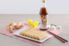 Bánh chín chỉ cần để nguội 1 tý là có thể cắt thành những miếng nhỏ thưởng thức rồi đấy. Vị cay thơm, ngọt dịu và dẻo đặc trưng của nếp sẽ khiến bạn khó mà cưỡng lại.