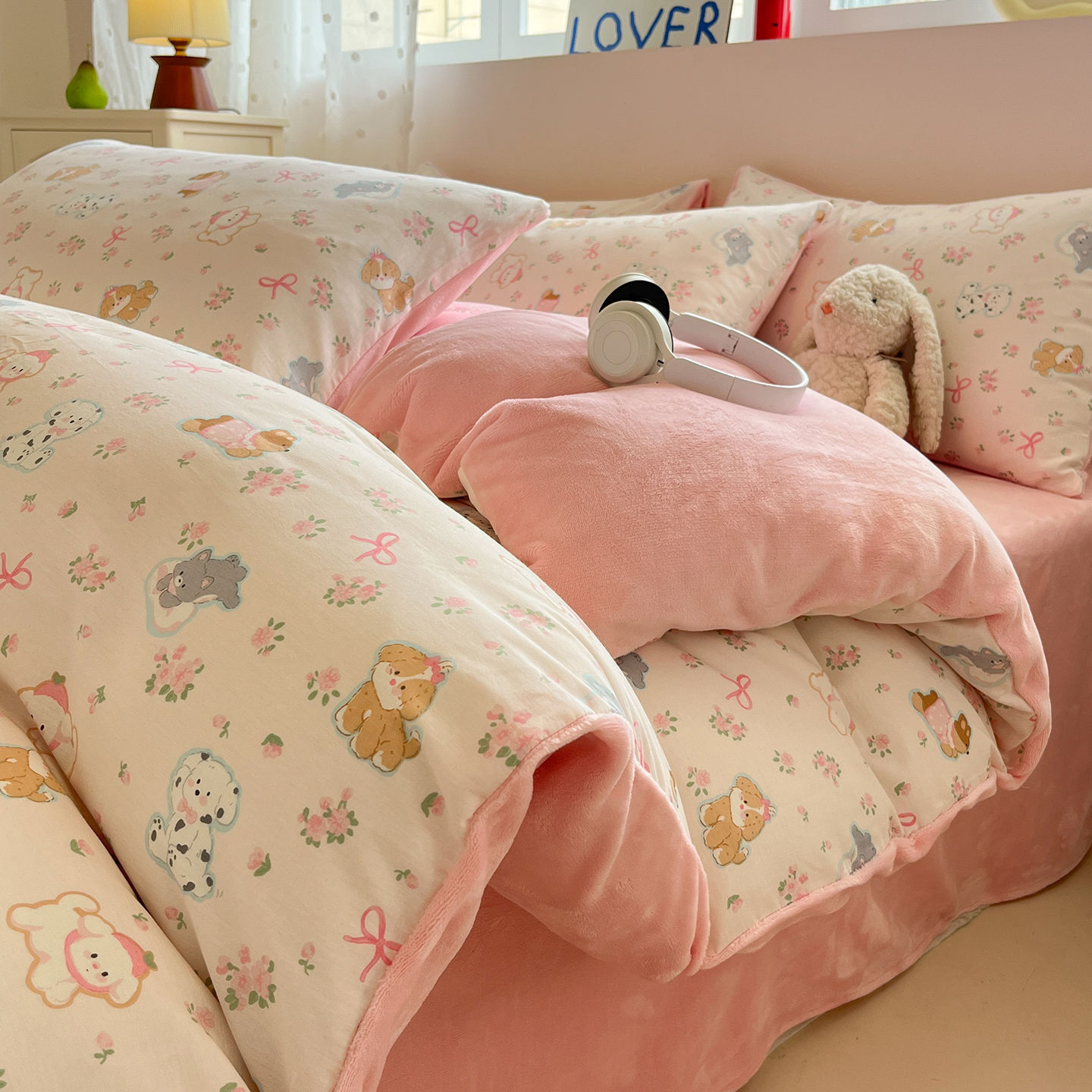 Winter bedding made of milk fiber fleece with playful designs