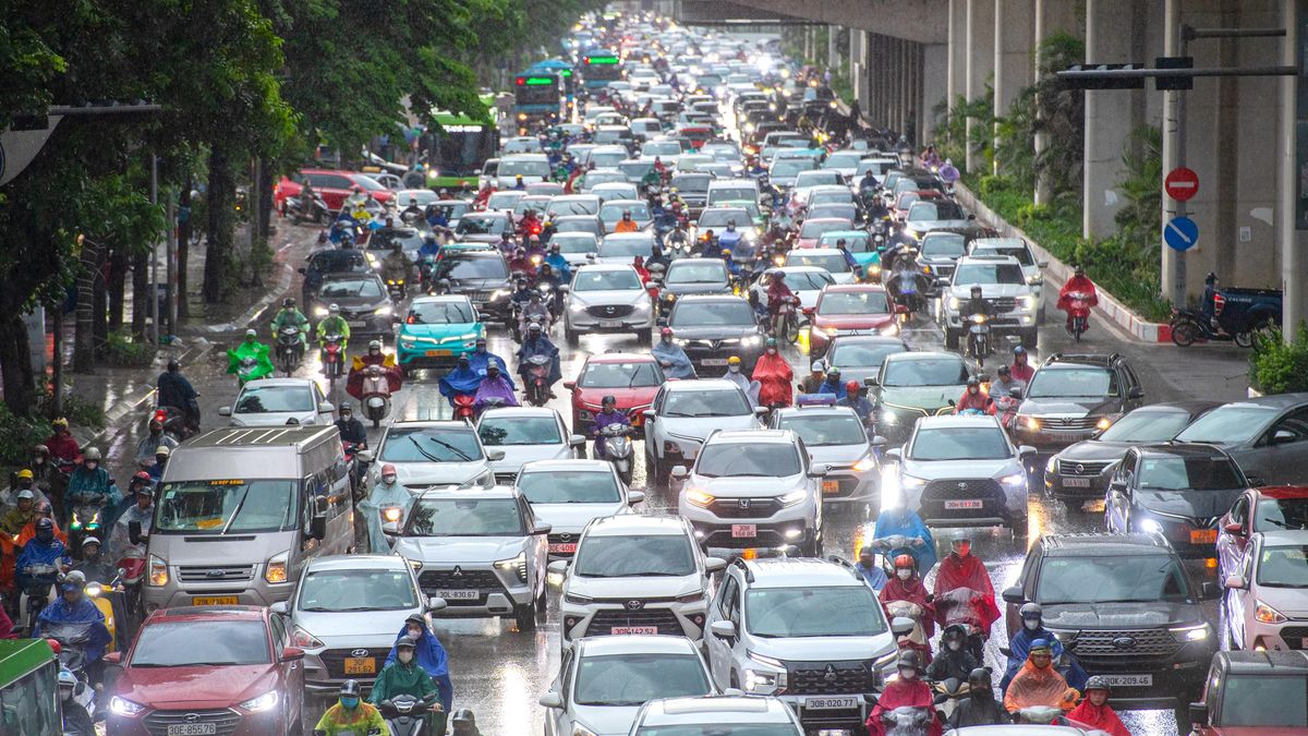 Hà Nội đón 'mưa vàng' đúng giờ cao điểm, nhiều tuyến phố ùn tắc - Báo VTC News