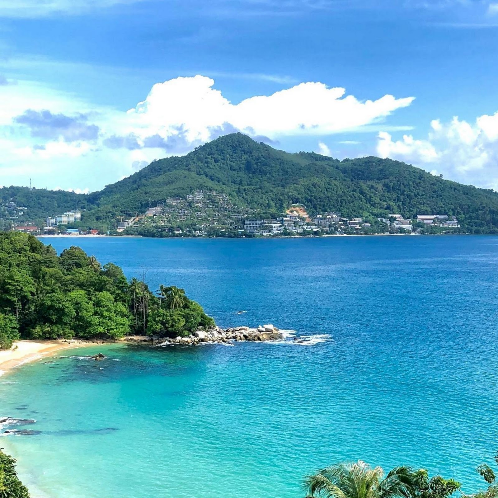 Download Tropical Bay Near Lush Hills Full HD iPhone