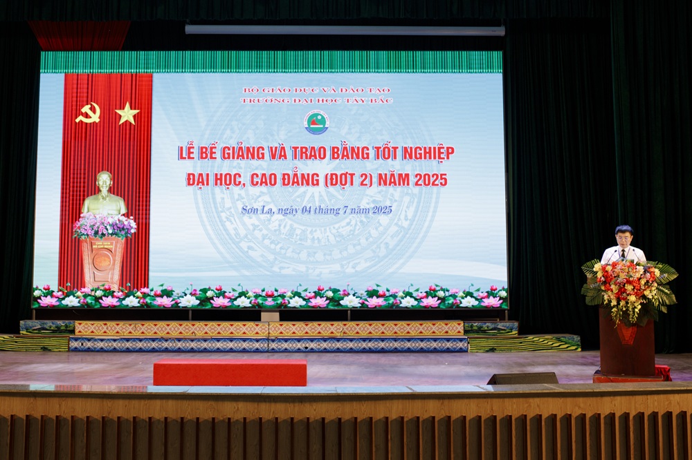 Lễ bế giảng và trao bằng tốt nghiệp đại học, cao đẳng hệ chính quy (đợt 2) năm 2025 tại Trường Đại học Tây Bắc