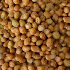 Đậu phộng vừa chín là có thể vớt ra để trên giấy thấm dầu. Bạn cũng có thể để vào trong lọ thuỷ tinh, đậy kín và dùng dần.