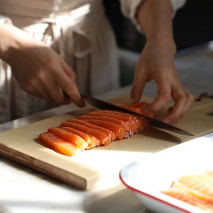 Cá hồi rửa sạch, thấm khô nước bỏ da, thái lát mỏng gần 1cm. Hành tây thái nhỏ múi cau. Chanh thái lát, ớt cắ thành những khoanh nhỏ. Trong nồi nhỏ, cho vào 240ml nước tương, 120ml rượu, 360ml nước, 1 muỗng canh đường, 1/2 củ hành tây thái nhỏ, hành lá cắt khúc, tỏi, gừng, tiêu sọ, 10 trái ớt khô, đun sôi lửa lớn rồi hạ nhỏ rửa đun liu riu 15 phút. Tắt bếp, lược qua rây lấy nước, để nguội.