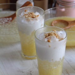 Chè bưởi có sự kết hợp giữa cùi bưởi giòn sựt, dai mềm, thơm lừng và thấm nước đường ngọt lịm, kèm theo đó còn có nước cốt dừa béo ngậy hòa quyện vào nhau thơm ngon khó cưỡng. Cách nấu chè bưởi ngon ngọt này giúp tận dụng được nguyên liệu vỏ bưởi bỏ đi để chế biến thành món tráng miệng nhâm nhi mát lạnh, giải nhiệt mùa hè.