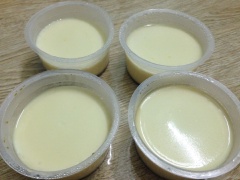 Hấp khoảng 3-5 phút là bánh chín, mở nắp nồi ra xem bánh chín thì lấy ra úp bánh vào đĩa.