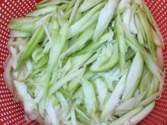Bầu rửa sạch, để nguyên vỏ, cắt sợi bằng ngón tay. Nấm rơm gọt bỏ gốc, ngâm, rửa với nước có hòa tan 1/2 muỗng cà phê muối.