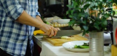 Sả & gừng cắt khúc để xay nhuyễn hỗn hợp ướp gà