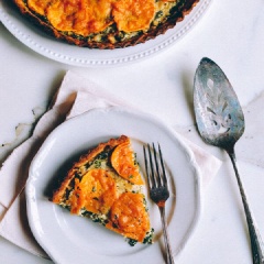 Lấy bánh ra, chờ nguội một chút và cắt miếng vừa ăn rồi thưởng thức. Bánh tart cải xoăn khoai lang thơm ngon với vị mằn mặn của cải xào cùng chút beo béo của kem sữa và phô mai cùng lớp khoai lang bùi bùi làm bạn cảm thấy ngon miệng hơn. Cuối tuần rảnh rỗi làm ngay một chiếc bánh tart đãi mọi người nào.
