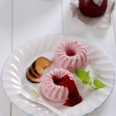 Cuối cùng, nếu thích ngọt hơn bạn rưới si rô cherry lên trên và thưởng thức thôi. Làm mousse cũng đâu khỏ nhỉ?