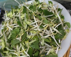 Dùng kèm với món xào này là bún và rau sống. Về phần rau mình trộn giá, dưa leo băm, rau thơm và dắp cá cắt nhuyễn lại với nhau. Về nước chấm có thể tùy khẩu vị, có thể chọn nước tương hay nước mắm. Nhà mình thì thích dùng với nước mắm hơn.