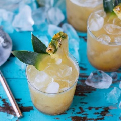 Rót cocktail ra ly, trang trí thêm ít lát thơm thái nhỏ là có thể dùng thưởng thức. Cocktail thơm mát lạnh có vị chua thanh đặc trưng, thơm thoảng hương rượu rum và mùi gia vị hấp dẫn.