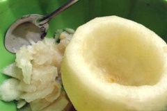 Lê gọt vỏ, cắt ngang phần đầu, giữ lại cuống lê. Dùng muỗng khoét lấy phần ruột lê.
