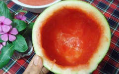 Dưa hấu cắt làm đôi, dùng muỗng múc lấy phần ruột dưa hấu bên trong ra, cho vào tô.
