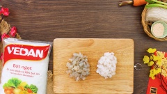 Để làm món chả giò này đầu tiên chúng ta tiến hành sơ chế nguyên liệu. Tôm và mực làm sạch, lấy 100gr tôm đã lột vỏ và 80gr mực đem cắt nhỏ thành hạt lựu. 50gr cà rốt, 50gr khoai môn đem bào sợi. 50gr nấm mèo ngâm nở đem thái sợi nhuyễn. 50gr miến ngâm nở đem cắt ngắn. Trứng bắc thảo lột vỏ sau đó mỗi quả cắt ra làm 6.