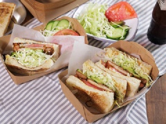 Quết mayonnaise lên miếng bánh mì còn lại, đặt vài lát cà chua và xếp lên miếng bánh trước đó. Sau khi cố định hai lát bánh bằng tăm, dùng dao lưỡi mỏng và sắc cắt bánh mì làm đôi.