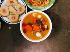 Bò hầm củ quả thành phẩm có vị ngọt tự nhiên, thịt bò mềm, thấm gia vị đậm đà, ăn kèm cơm hay bánh mì đều rất hấp dẫn. Cách nấu bò hầm củ quả đơn giản, hãy thử ngay món bò hầm củ quả cho thực đơn cuối tuần của nhà đi nào.