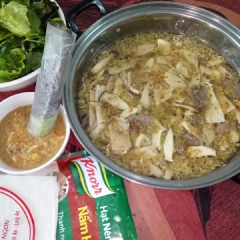 Thưởng thức món lẩu bò nhúng giấm chay cùng với bánh tráng, rau sống và mắm nêm nhé!