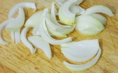 Trong 1 chén, trộn 3 muỗng canh sốt mayonnaise, 3 muỗng canh nước tương. Cắt tỏi và hành tây thành từng miếng nhỏ. Gà rửa sạch, cắt thành miếng nhỏ có kích thước 2,5cm.