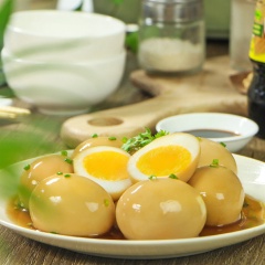 Bày món ăn ra đĩa và mời cả nhà thưởng thức thôi nào. Món ăn tuy không cầu kì phức tạp nhưng chứa đựng hương vị thơm ngon cùng màu sắc bắt mắt không kể đâu cho xiết. Đơn giản cũng có cái hay riêng của đơn giản, mùi vị đậm đà của món ăn này sẽ đánh bay nồi cơm nhà bạn đó nghen!