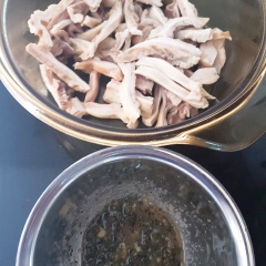 Cho tiêu đen xay, tướt hạt tiêu xanh, muối, hạt nêm và 2 muỗng canh nước mắm trộn đều, ướp với bao tử. Cho nồi lên bếp, trộn sơ bao tử cho thấm gia vị.
