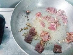 Phi thơm tỏi, xào phần thịt bò với lửa lớn, chú ý đảo nhanh tay cho bò vừa tái thì tắt bếp, cho thịt ra chén riêng. Như vậy sau khi nấu thịt vẫn giữ độ mềm ngon nhé.