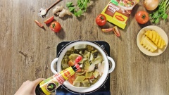 Sau 30 phút hầm gân bò bạn cho phần cải chua và cà chua vào nồi, nấu thêm 10 phút. Rồi nêm nếm 2 muỗng canh nước tương, 1 muỗng canh ớt sa tế. Thêm hành lá và cần tàu vào, khuấy lên rồi tắt bếp.