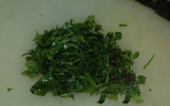 Lườn gà rửa sạch, để ráo nước. Húng quế nhặt, rửa sạch, cắt nhỏ.