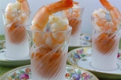 Bày biện ra nào! Dùng một chiếc cốc nhỏ rùi cho một chút xíu nước sốt vào, sau đó đặt con tôm lên trên là được. Theo lời bác Didier Corlou thì vị của tôm hợp với hoa cải lắm đấy! Thêm một chút màu xanh của rau sống nhé!