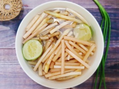 Thịt rửa sạch, nên chọn thịt có chút mỡ sẽ ngon hơn. Hành lá rửa sạch, dùng 1 nhánh hành lá thái nhuyễn cho vào ướp thịt, cho vào thịt 1 muỗng canh nước mắm, 1 muỗng cà phê hạt nêm, 1/4 muỗng cà phê tiêu. Trộn đều rồi để khoảng 20 phút cho thịt thấm. Ngó sen cắt khúc, vắt nước chanh vào 1 tô nước to. Cho ngó sen vừa cắt vào nước chanh để ngó sen không bị thâm. Cà rốt gọt vỏ, rửa sạch rồi bào sợi. Cài bó xôi cắt bỏ gốc, cắt khúc rồi rửa sạch.