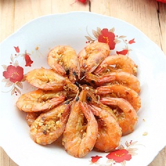 Tôm rang tỏi làm theo công thức này sẽ có một hương vị đậm đà khó quên nhờ việc ướp tôm trước khi chế biến. Đồng thời, tôm được chiên sơ sẽ có lớp vỏ giòn nhẹ, bám đều gia vị thơm ngất ngây tỏi, ăn bao nhiêu cơm cũng hết!