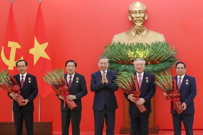 Trao Huân chương Quân công hạng nhất và Huy hiệu Đảng tặng các lãnh đạo, nguyên lãnh đạo - Báo Chính Phủ