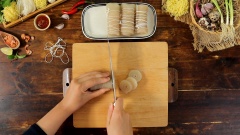 Khi da heo săn lại, tháo dây buộc và cắt cuộn da heo thành miếng vừa ăn.