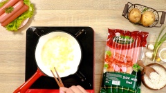 Để làm nước sốt món cơm trộn, bắc chảo lên bếp, cho vào chảo 10gr tỏi băm phi thơm. Tiếp đến cho lần lượt 4 muỗng canh nước tương, 2 muỗng canh đường, 2 muỗng canh tương ớt vào rồi đảo nhẹ trên lửa vừa đến khi sôi, sốt sệt lại thì tắt bếp.