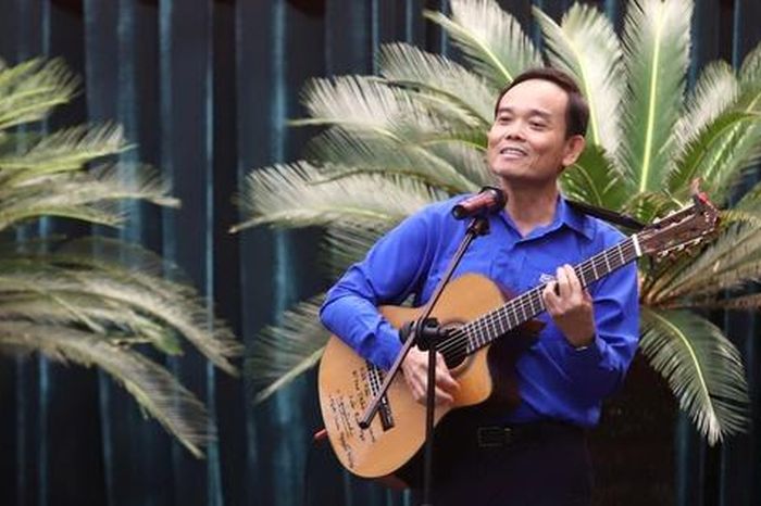 Clip Bí thư Thành ủy TPHCM ôm đàn, hát khi gặp gỡ thanh niên - Báo Người Lao Động