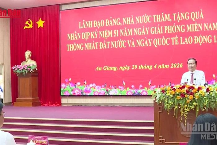 [Video] Chủ tịch Quốc hội trao quà tại An Giang - Báo Nhân Dân
