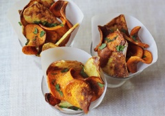 Rắc lên một ít lá hương thảo là có ngay món snack khoai lang giòn, thơm ngon, nóng hổi.