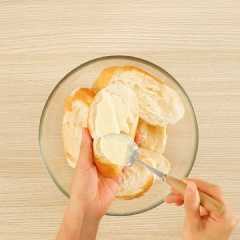 Bánh mì cắt khúc xéo hoặc nếu bánh mì nhỏ bạn có thể cắt đôi dọc, dùng muỗng phết đều sốt lên trên.