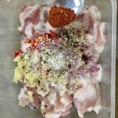 Ướp thịt lợn với 1 thìa cafe nước mắm,1/2 thìa cafe hạt tiêu, 1/2 thìa cafe muối, 1/2 thìa cafe mì chính. Hạt nêm. 1/2 muỗng cà phê ớt bột (nếu bạn ăn cay) Bạn thêm tỏi băm và hành băm, ớt vào trộn đều tay. Ướp khoảng 30-45 phút cho thịt ngấm hết gia vị.