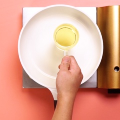 Đổ dầu vào nồi nhỏ, đun nóng lửa vừa. Cho khoai sọ đã tẩm bột vào chiên ngập dầu. Khi khoai sọ chín thì tăng lửa lên, chiên cho khoai có màu vàng cam thì vớt ra để ráo dầu.