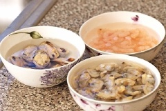 Đầu tiên, bạn ngâm lá rong biển nâu trong nước ít nhất 3 tiếng hoặc qua đêm. Hải sản ngâm trong nước muối để rã đông (nếu sử dụng hải sản đông lạnh).