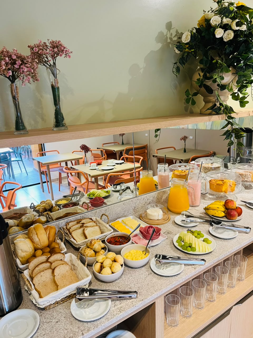 Buffet completo de café da manhã incluso