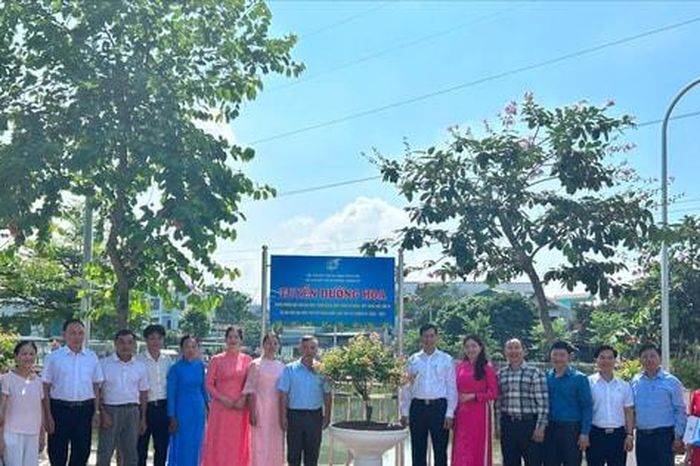 Chương Mỹ: Ra mắt mô hình 'Ngôi nhà xanh', gắn biển tuyến đường hoa tại TDP Đông Sơn - Báo Hà Nội Mới