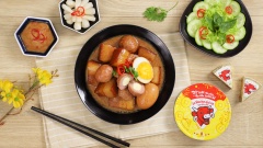 Bày thịt kho trứng phô mai ra đĩa, ăn kèm cơm trắng và dưa món củ kiệu. Vị ngọt đậm đà của thịt, trứng kết hợp cùng hương thơm của chả phô mai chắc chắn sẽ làm bữa ăn cả nhà ngày Tết thêm phần ấm cúng!